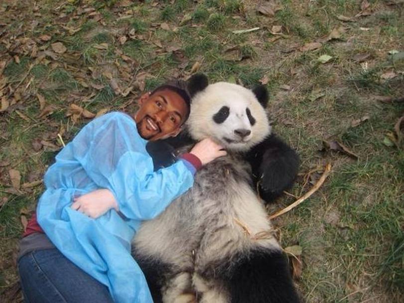 Metta World Peace ha annunciato che cambier il proprio nome in The Pandas Friend per suggellare la firma coi cinesi del Sichuan Blue Whales. E sul web impazzano i primi fotomontaggi dell&#39;ex Nba in compagnia dei simpatici animali (Twitter)